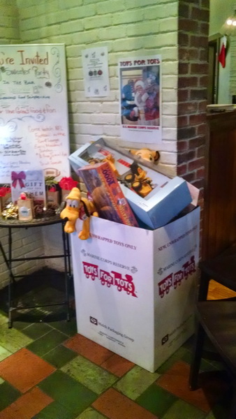 2014-12-06-09 unos mw rotary toys for tots santa drive